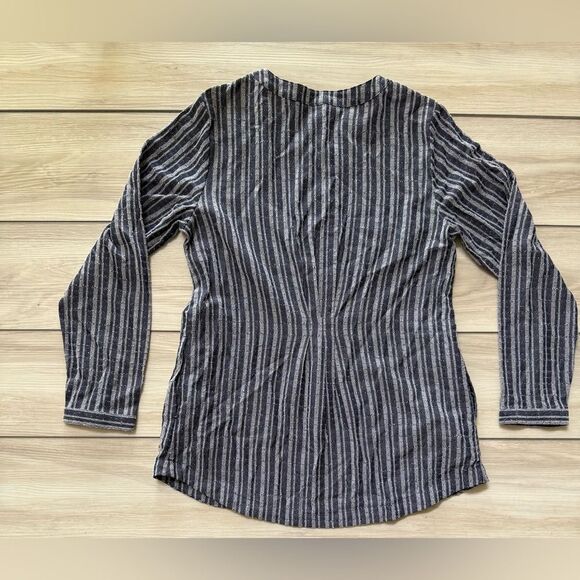 Christopher & Banks L Striped Lightly Textured V-Neck Top Navy Medium NWOT - Picture 4 of 4